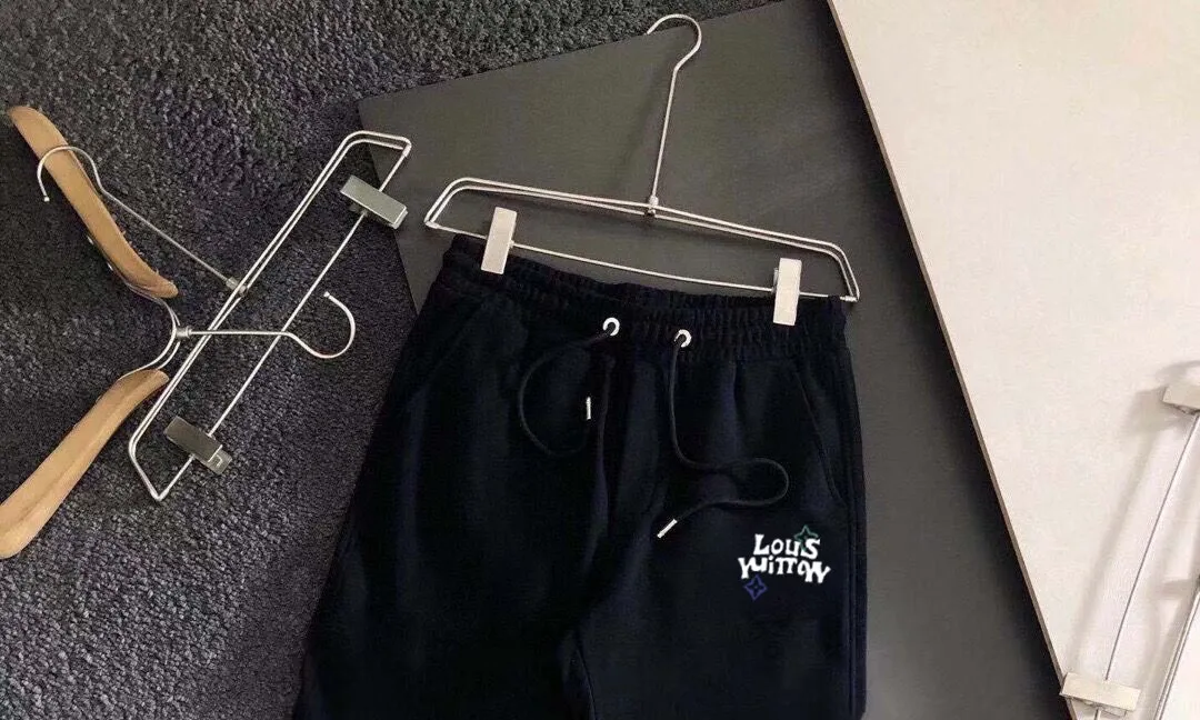🅿️420 [LV Louis Vuitton] (Fat Man Gospel) hot-selling suit is coming. Focus on the original version of the official website. 2025 new hot-selling cardigan sweater suit. The original order is the best. 🇭🇰The meticulous work of top designers is dedicated to a fitting and perfect upper body effect. All-natural high-quality Roman cotton 100%, close-fitting comfort, noble and elegant! Original hardware embodies elegance and nobility! Counter size: M-5XL (maximum wear up to 220 pounds)